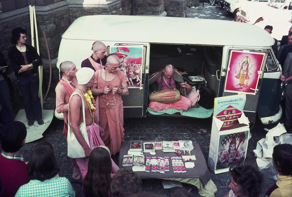 1978-hare-krishna-op-de-markt.jpg