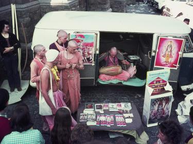 1978-hare-krishna-op-de-markt.jpg